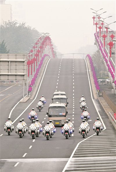 礼敬功勋 荣归英模