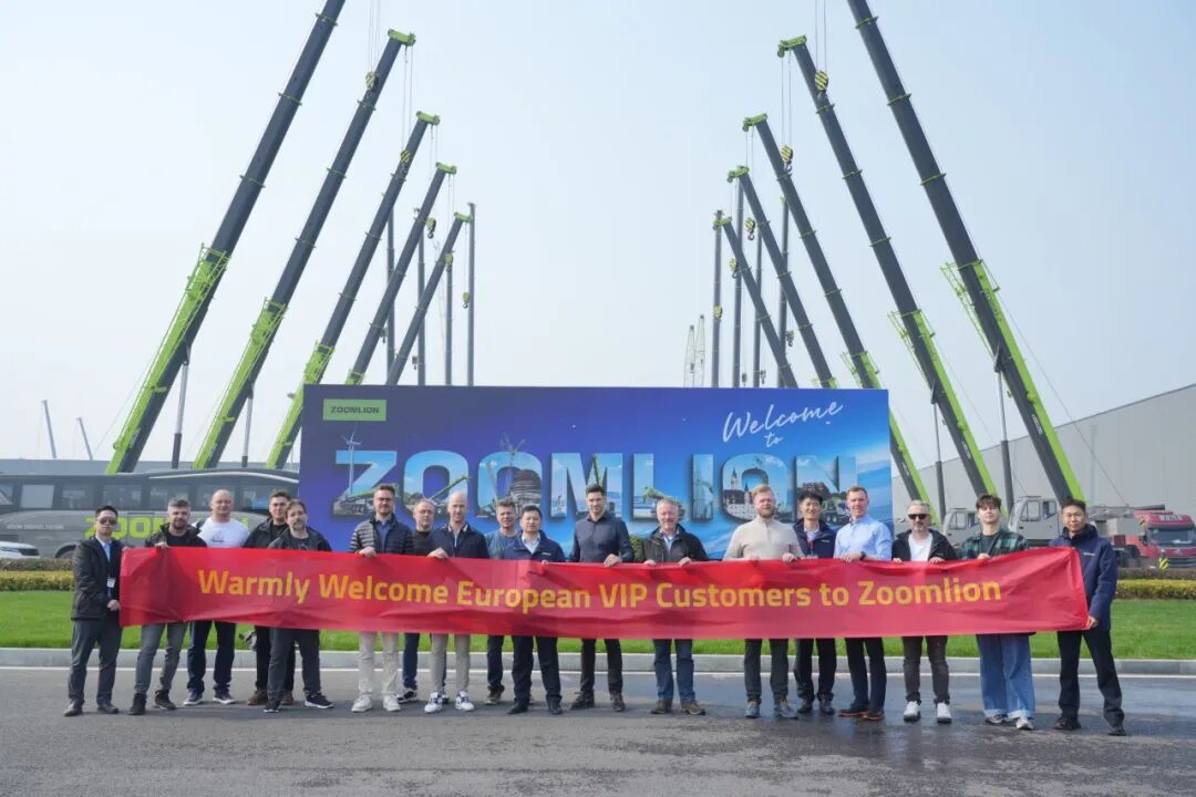 ▲欧洲客户代表团参观中联重科智慧产业城起重机械园