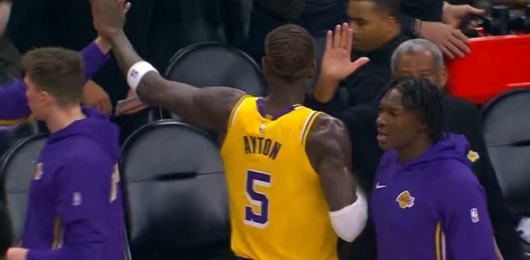 势大力沉！艾顿篮下顶开马威起飞双手暴扣 率队打停太阳