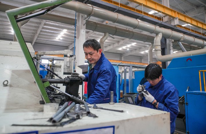   在山东雷英精工科技有限公司生产车间，工人正通过精密设备将光滑杆件压出精密螺纹。王建炜 摄