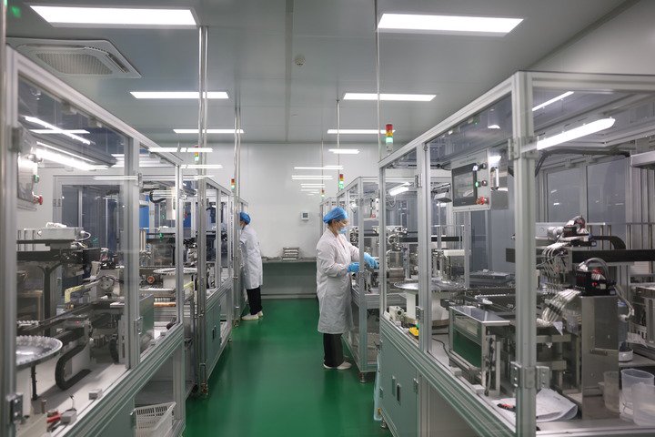   河北鑫视康隐形眼镜有限公司脱模车间内，工人正在为隐形眼镜脱模。（李世强 摄）