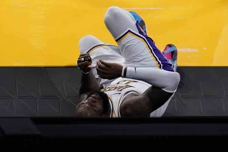 詹姆斯：21年被撞腿后我坚持打了一会投进三分 纪录原本可能终结