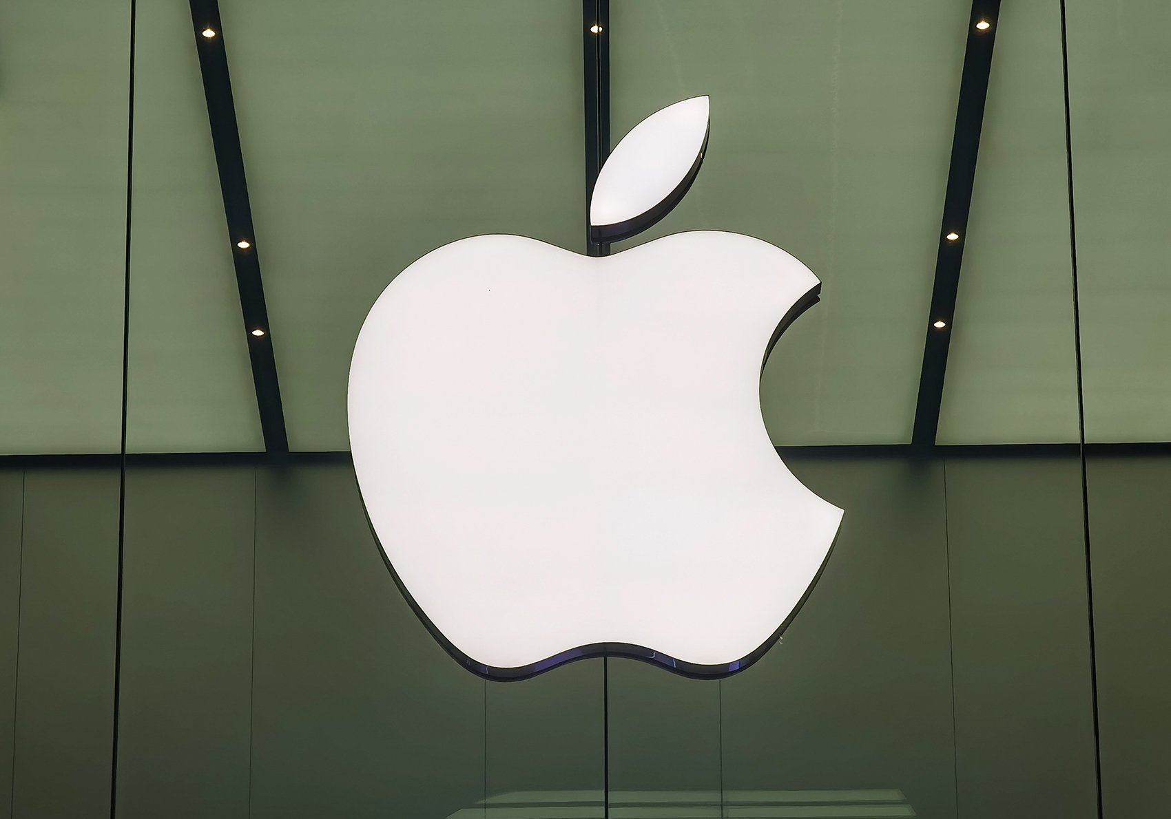 美国重要数据公布，金银铜盘中创新高！英伟达涨超3%，市值一夜增超9400亿元！苹果公司，大消息