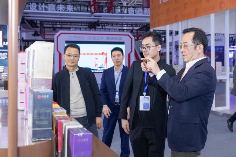 ▲湖南省工信厅领导参观和记北协盛展位