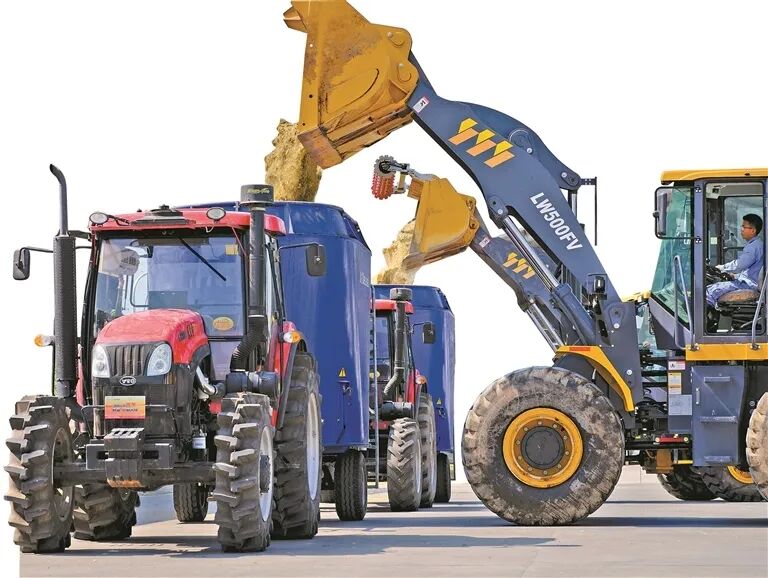 饲料中心按需调配TMR混合饲料。