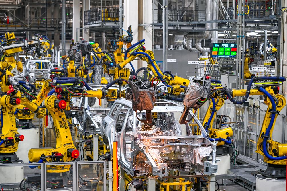   9月19日在位于重庆市两江新区的赛力斯汽车超级工厂拍摄的自动化生产作业现场（无人机照片）。新华社记者 王全超 摄