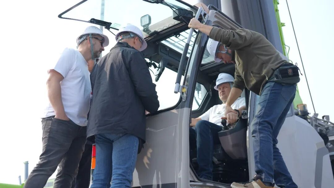 ▲欧洲客户代表团品鉴体验中联重科起重机产品