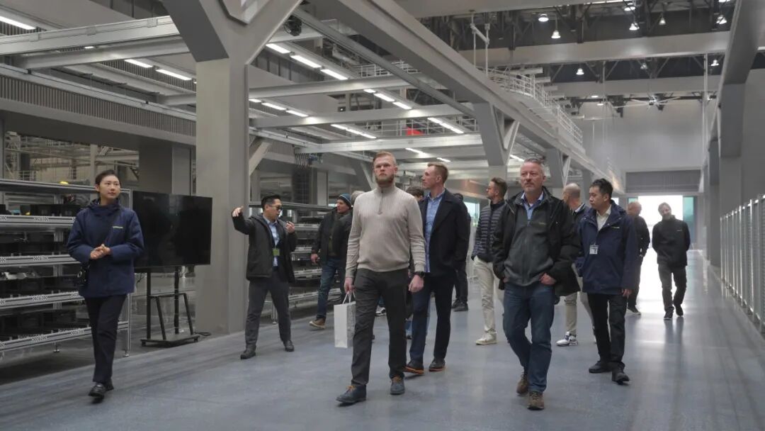 ▲欧洲客户代表团参观中联重科智慧产业城起重机械园产线