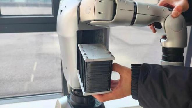 上海政府请智元公司选“赛马”，为人形机器人打造长续航“心脏”