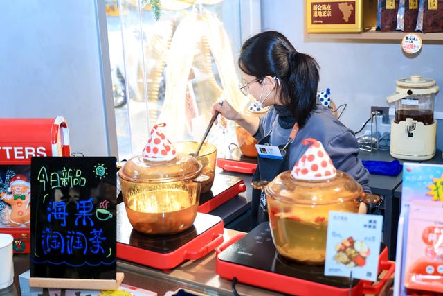 第一医药·氛子药局首店开到了复兴中路。图为商店的茶饮区。