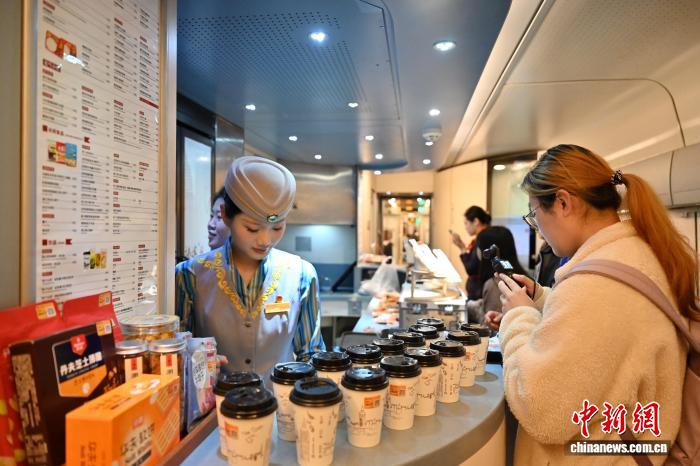 12月25日，广深铁路列车推出便民轻餐食。　记者 陈楚红 摄