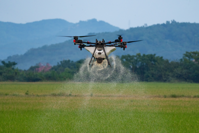 极飞农业无人飞机播撒作业