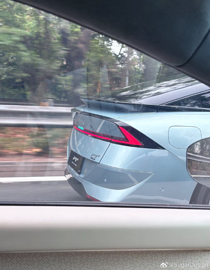 小鹏 P7 + 增程版实车曝光：全新外观，纯电续航 325km