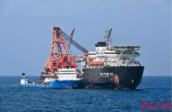 “海洋石油201”船正在进行RUYA项目首阶段海管铺设。王旭明 摄