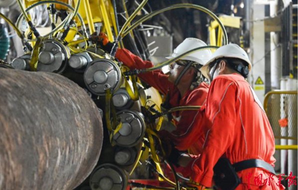 工程师正在进行RUYA项目海管封头拉力器试压工作。王旭明 摄