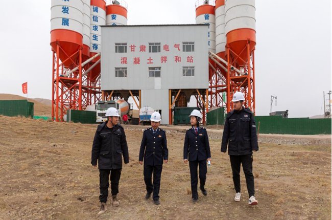 天祝县税务局工作人员走访甘肃华电天祝松山滩200兆瓦风电项目