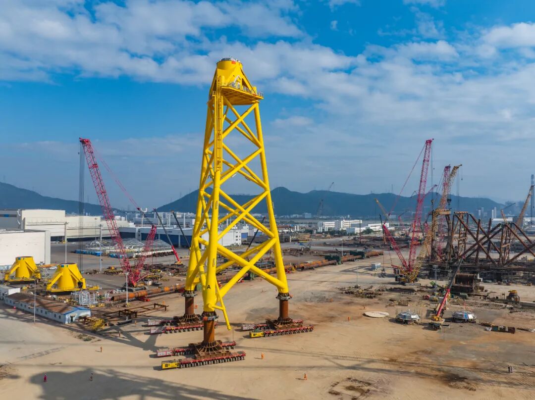 导管架被运往码头/刘聪 摄