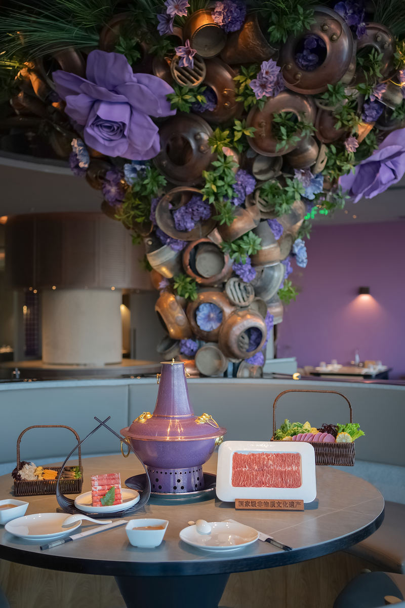 用废旧火锅打造的“东来顺之树”成为热门打卡地。受访者供图