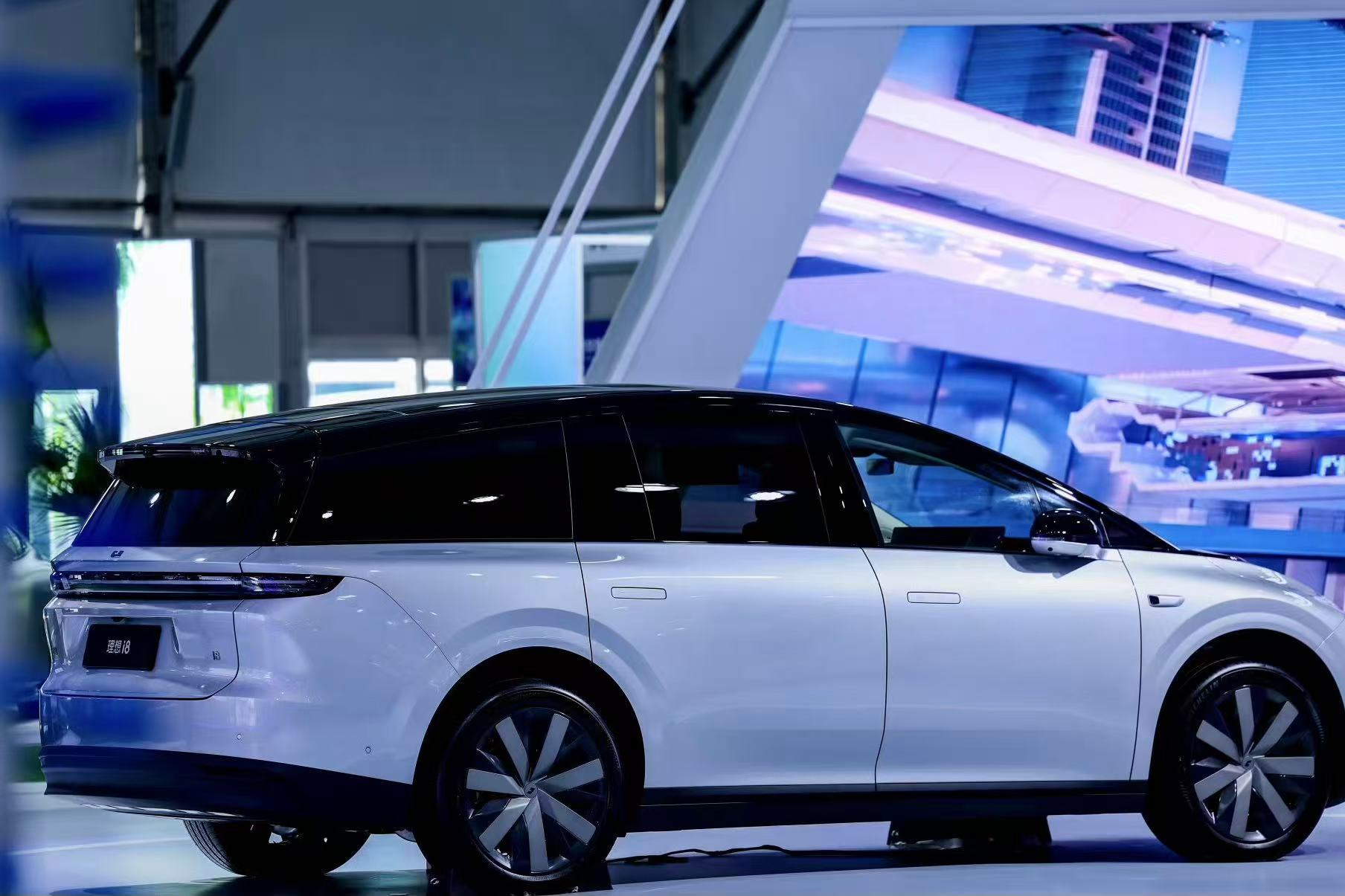 2025车市盘点：蔚来新ES8狂降10万上市，理想i8上市7天降价改配，集中爆发的大三排SUV还能火多久？