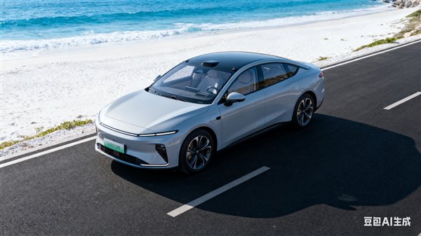 一新能源汽车高速上电量耗尽：2人慢车道上推车被撞身亡