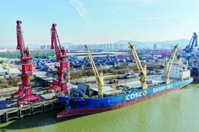 中远海特“大华轮”顺利靠泊南京港龙潭港区。 南京日报/紫金山新闻记者 徐琦 摄