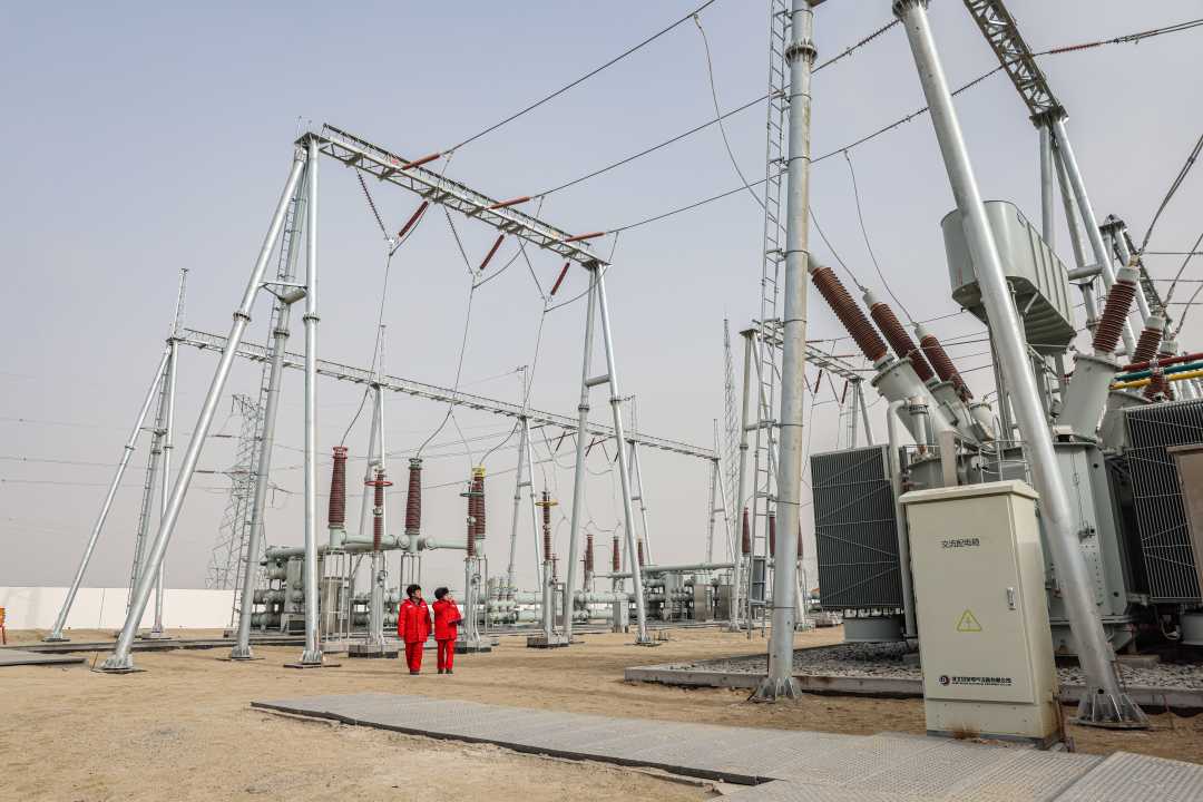 升压汇集站是光伏项目的中枢系统，石油人严格把控各项参数。 王成凯摄