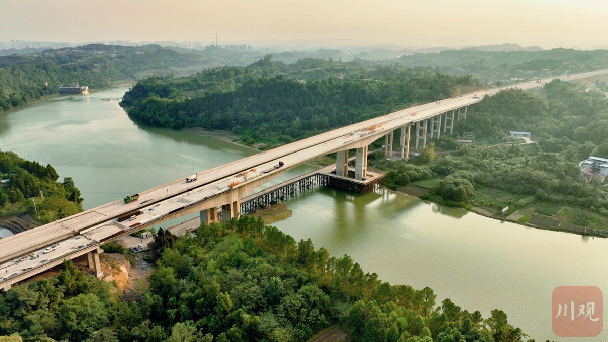 铜资高速杨柳滩沱江特大桥（乐资铜成都分公司供图）