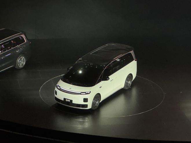 零跑发布全新车型D99，定位科技豪华旗舰MPV