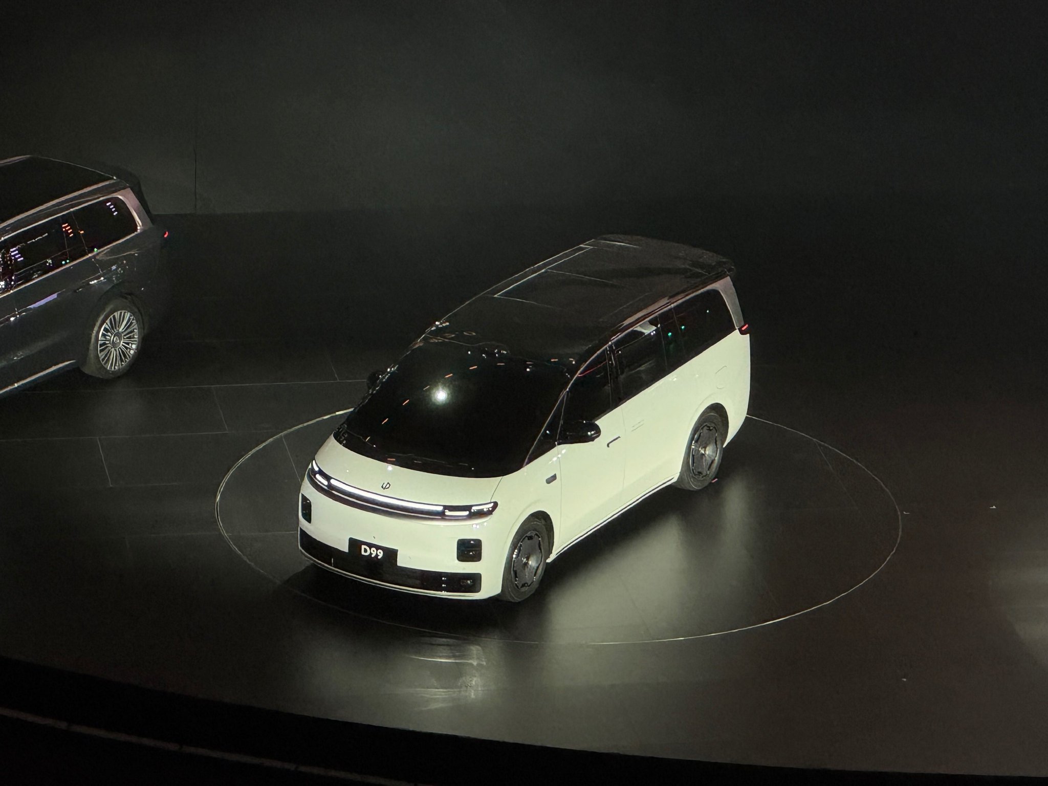 零跑发布全新车型D99，定位科技豪华旗舰MPV