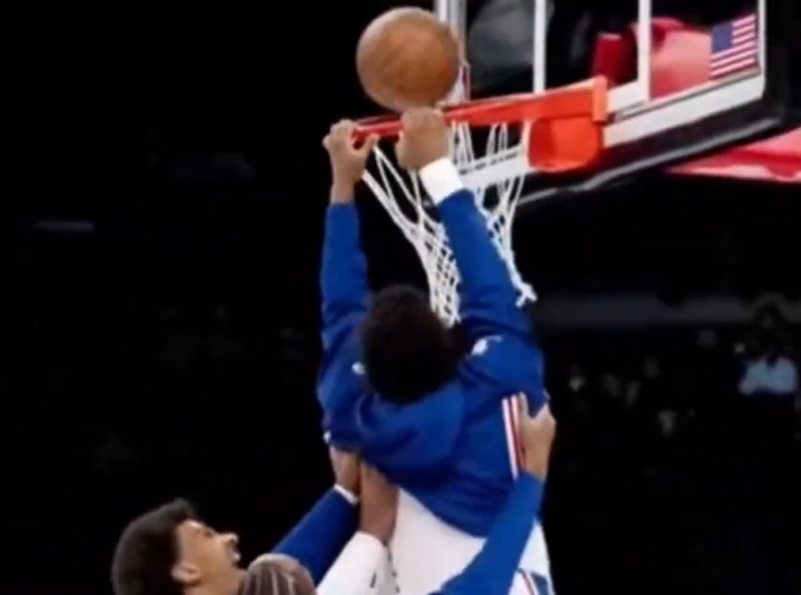 小钢炮生锈了！巴洛&马克西联手举起洛瑞助他扣篮 后者连续失败！