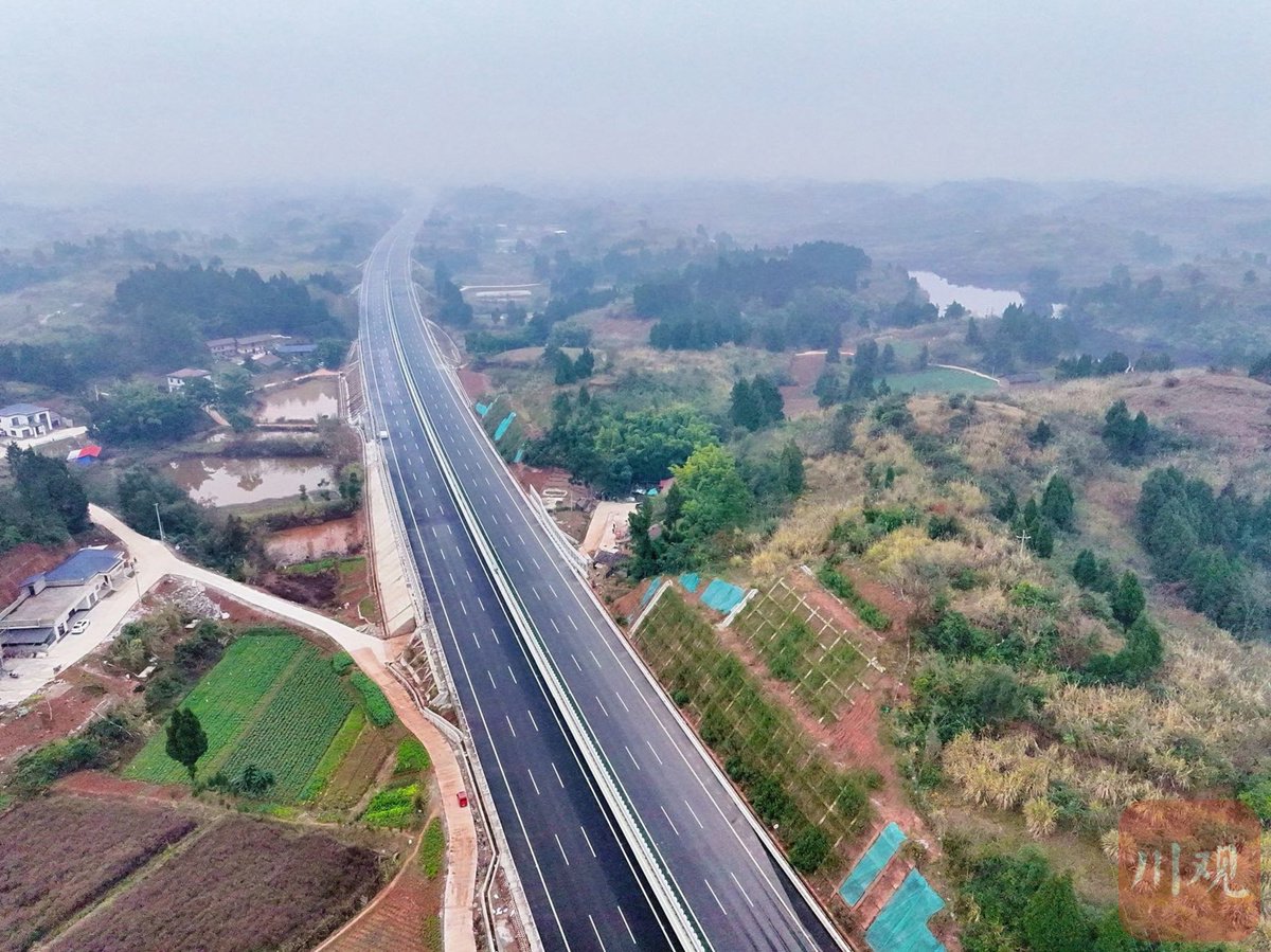 铜资高速，路面智能摊铺示范段
