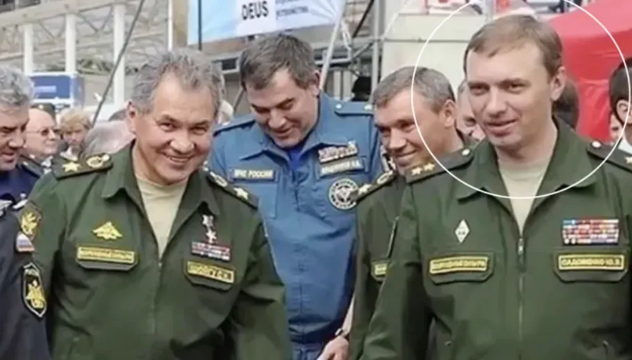 ▲有报道称，萨多文科（白圈内）深得绍伊古（左）信任