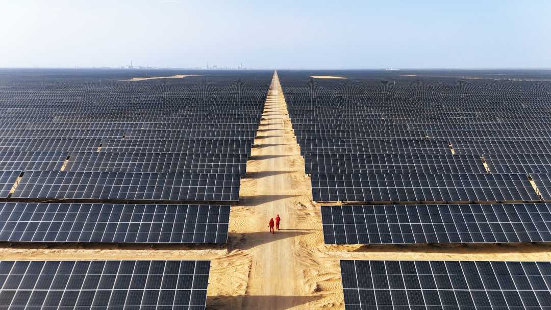 石油人在光伏区巡检，确保每1度绿电都被高效发出。马娟怀摄