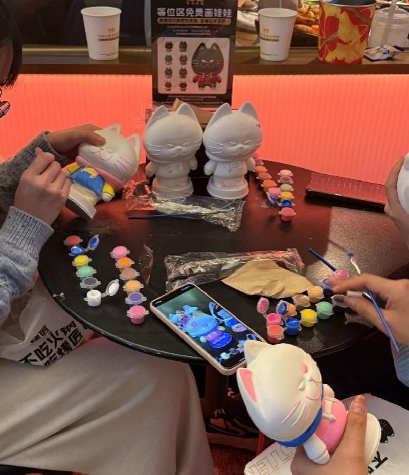 在烤匠等位区，顾客以涂色石膏娃娃消磨时间。王思炀/摄
