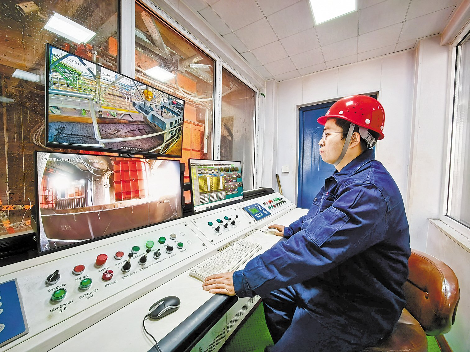 12月24日，开滦股份范各庄矿业分公司装车站，工作人员正在控制室操控智能装车系统。 本报记者 王育民摄