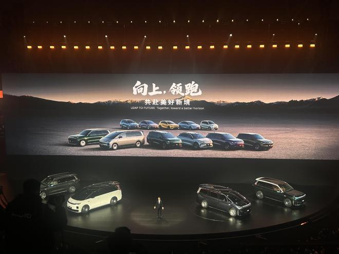 新势力4巨头10年险过“生死线”！拼出海、抢AI，“蔚小理零”激战新十年