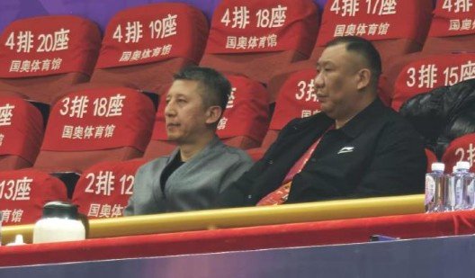 最近多次露面！中国男篮主帅郭士强&助教王晗现场观战北控vs上海