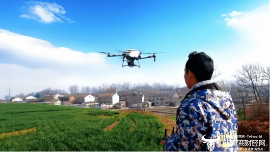 (在湖北移动5G网络的支撑下,“新农人”胡家保正操作无人机在田间施肥)
