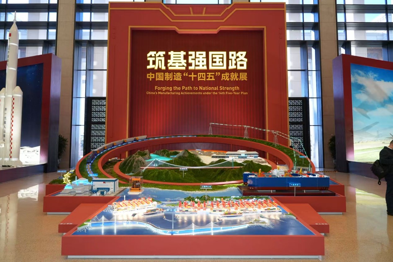 以硬核科技对话千年文明：北京越野BJ40增程解构车“驶入”国家博物馆