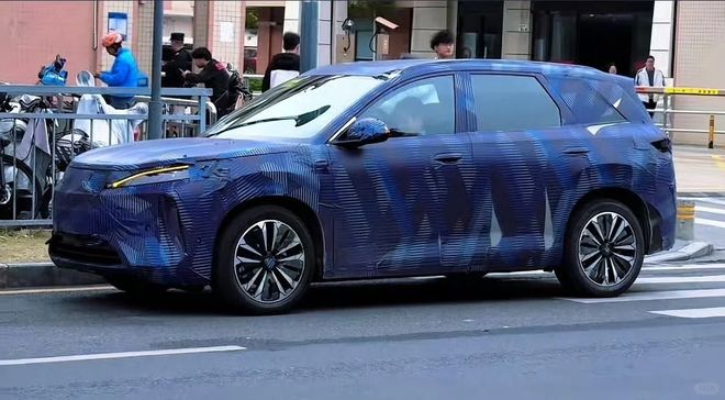 比亚迪全新SUV外观及内饰谍照曝光，消息称系“元MAX”