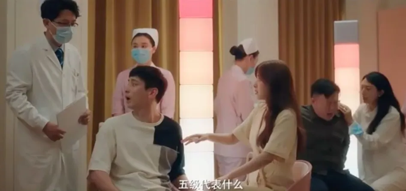 影视剧中的分娩体验机。图为《爱很美味》（2023）剧照。