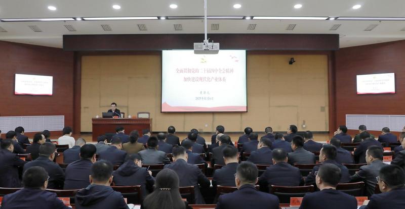 11月6日，市委书记黄泽元在宁县宣讲党的二十届四中全会精神。庆阳融媒记者 张昶昶/摄