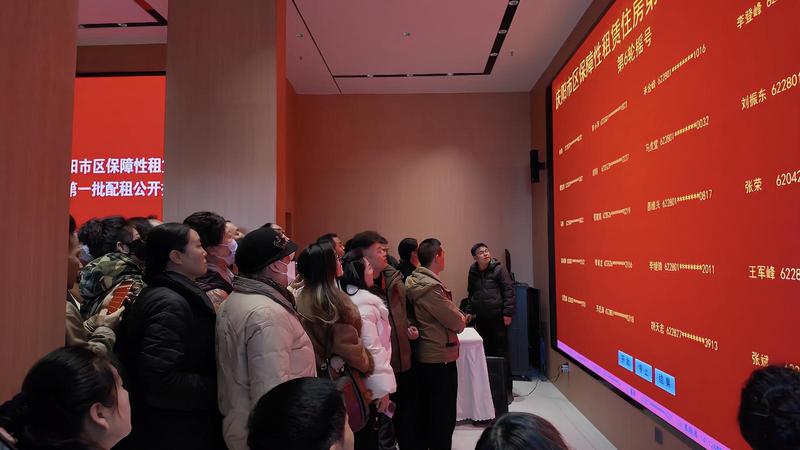 11月25日，庆阳市区保障性租赁住房第一批配租公开摇号现场。庆阳融媒记者 张萌/摄