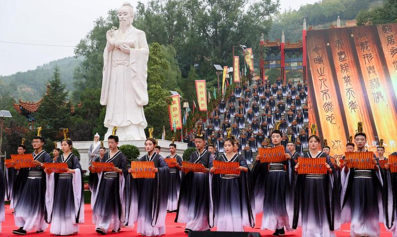 9月28日，甘肃·庆阳岐黄文化论坛拜谒医祖岐伯活动诵读《黄帝内经》。庆阳融媒记者 俄少飞/摄
