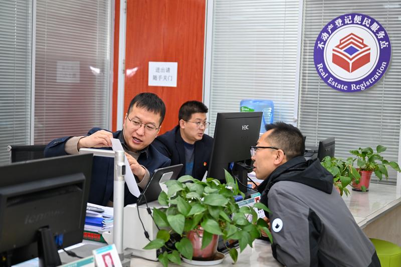 2月5日，在市政务大厅内，工作人员热情接待前来咨询办事的群众。庆阳融媒记者 俄少飞/摄