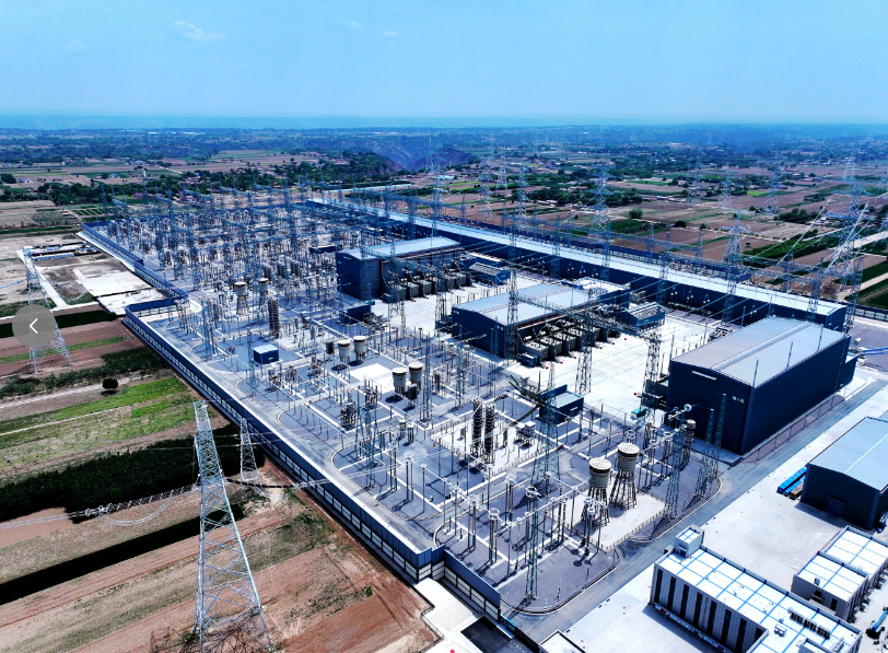 陇电入鲁庆阳换流站俯瞰（2025年5月8日摄)。庆阳融媒记者 赵彩霞/摄