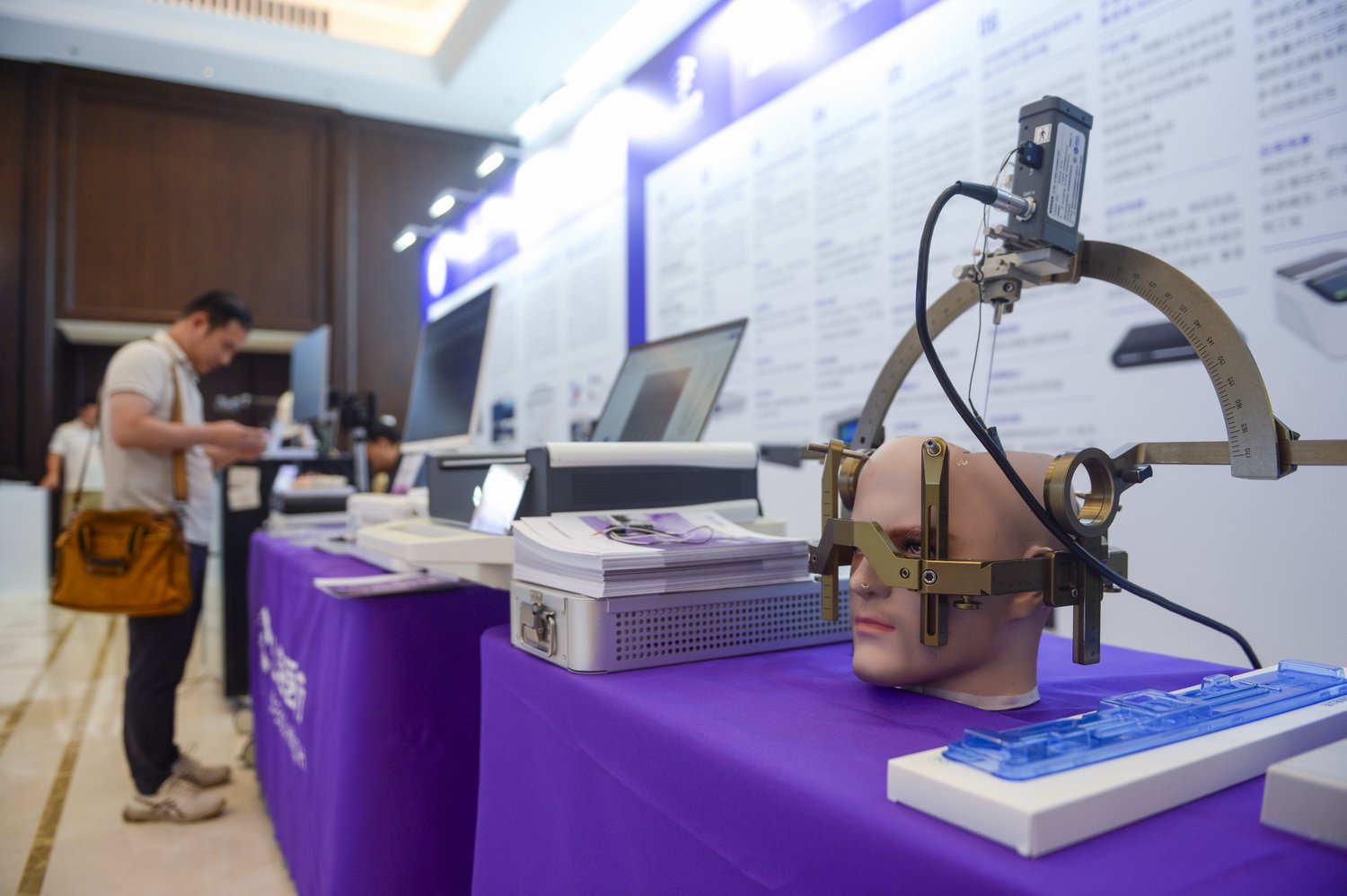 南京山海医疗科技有限公司的“明瞳”电生理记录与刺激设备。南京日报/紫金山新闻记者 孙中元 摄