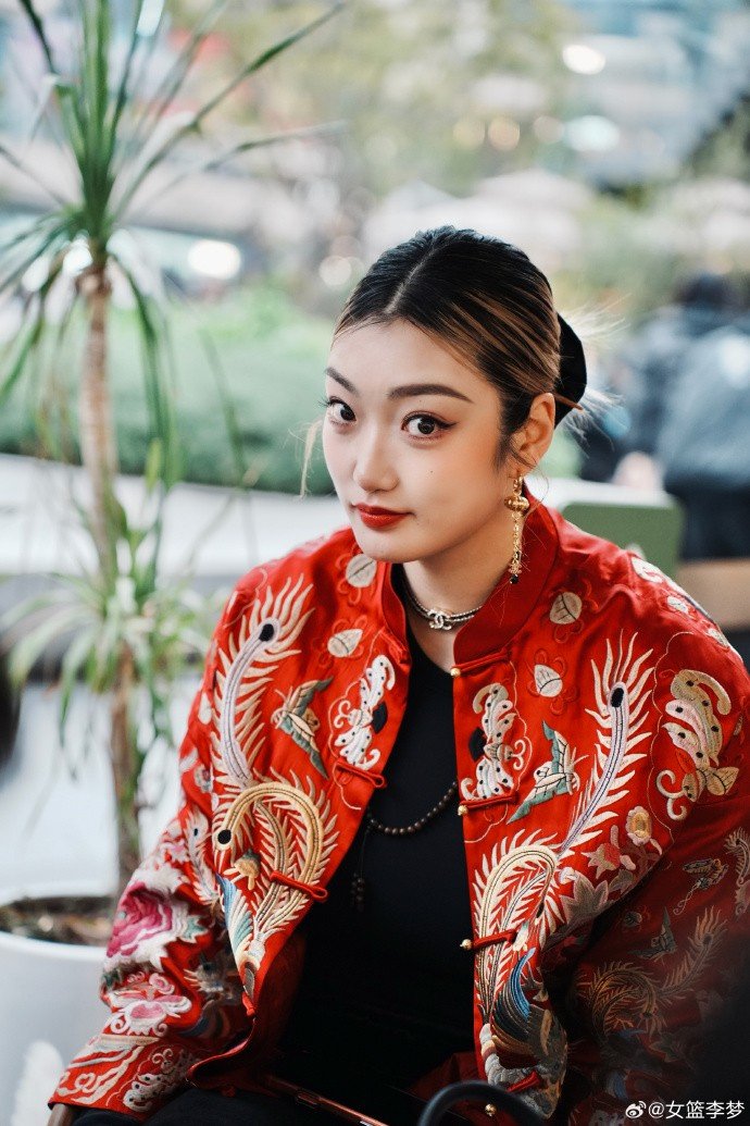 李梦晒照：梦没圆愿未满  为热爱须远行 跨山海持至归 新年顺遂