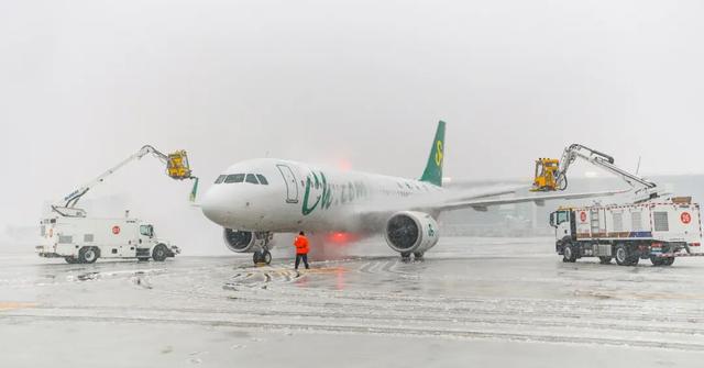 上海飞西安延误了5小时,突降暴雪,航班大面积延误!大批人被困机场