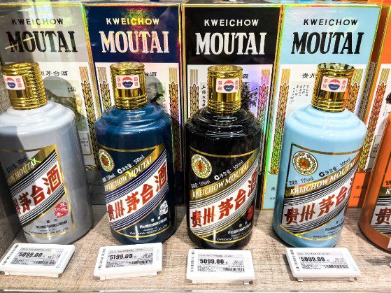 贵州茅台生肖酒具备收藏价值，在市场上由于稀缺性获得高售价/图片来源：界面图库